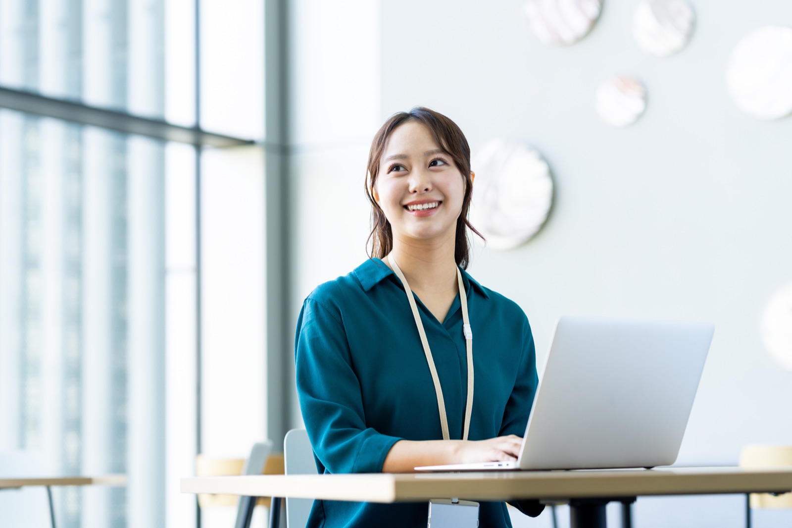 ノートパソコンに向かう社会人のイメージ